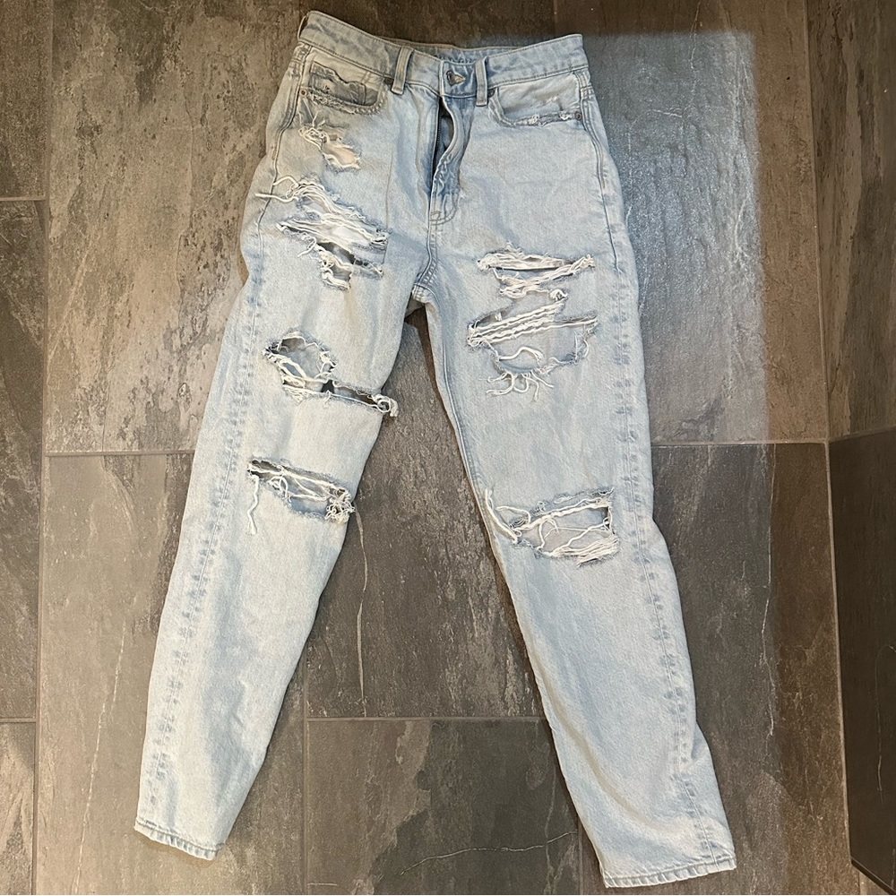 AE MOM HI-RISE. PERFECT CONDITION. Light wash color, perfect tear amounts.